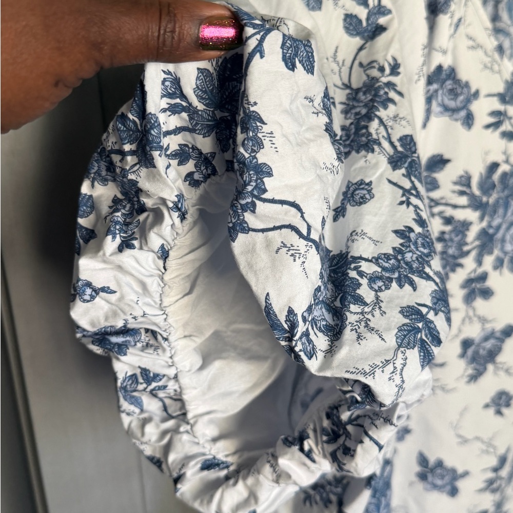 Banana Republic Blue and White Floral Blouse - Picture 6 of 6